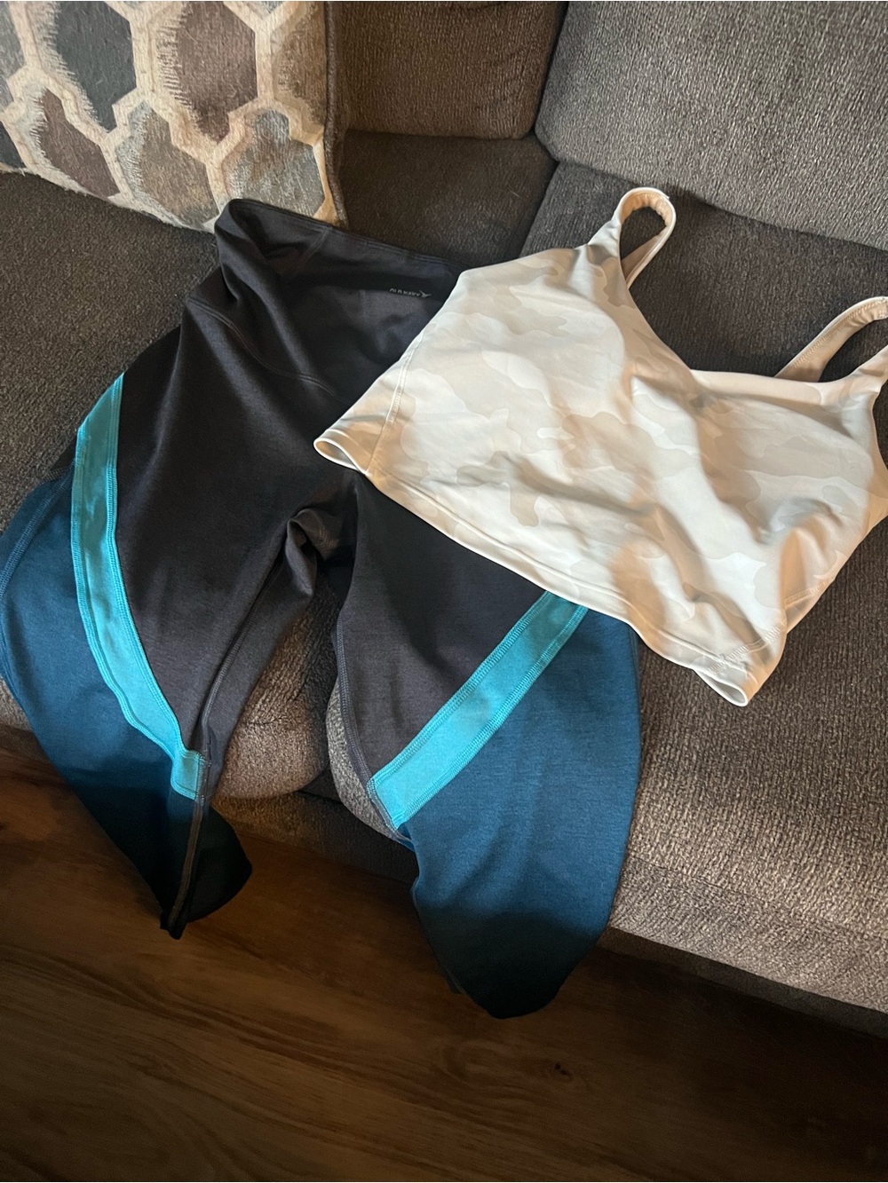 Women’s size Medium Old Navy Capri Leggings & Powersoft sports bra/cropped tank